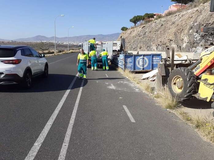 Imagen de archivo de una retirada de escombros vertidos ilegalmente en la vía pública (Foto TA)